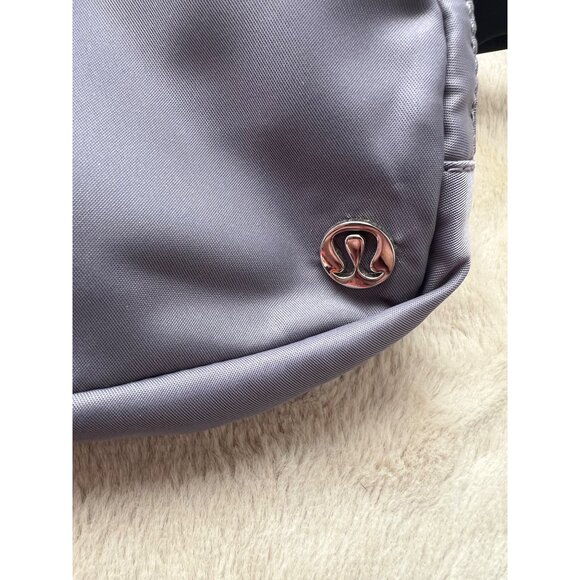 Lululemon Everywhere Belt Bag In Shiny Lavender With Adjustable Strap & Zipper - Picture 2 of 9